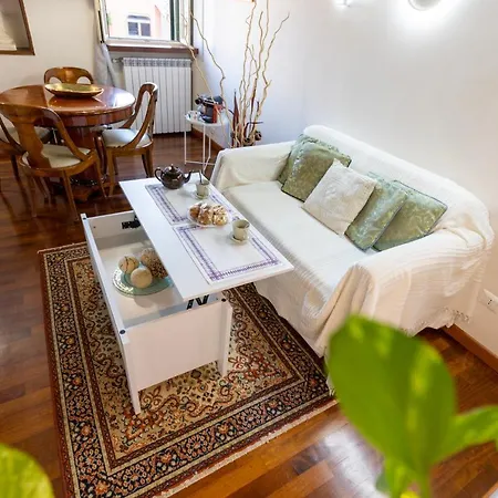 Trastevere House With Balcony,quiet New Διαμέρισμα *
